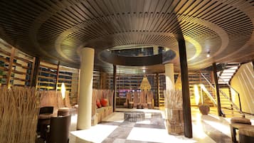 2 bares y bar junto a la piscina