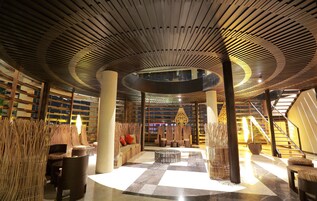 2 bares y bar junto a la piscina