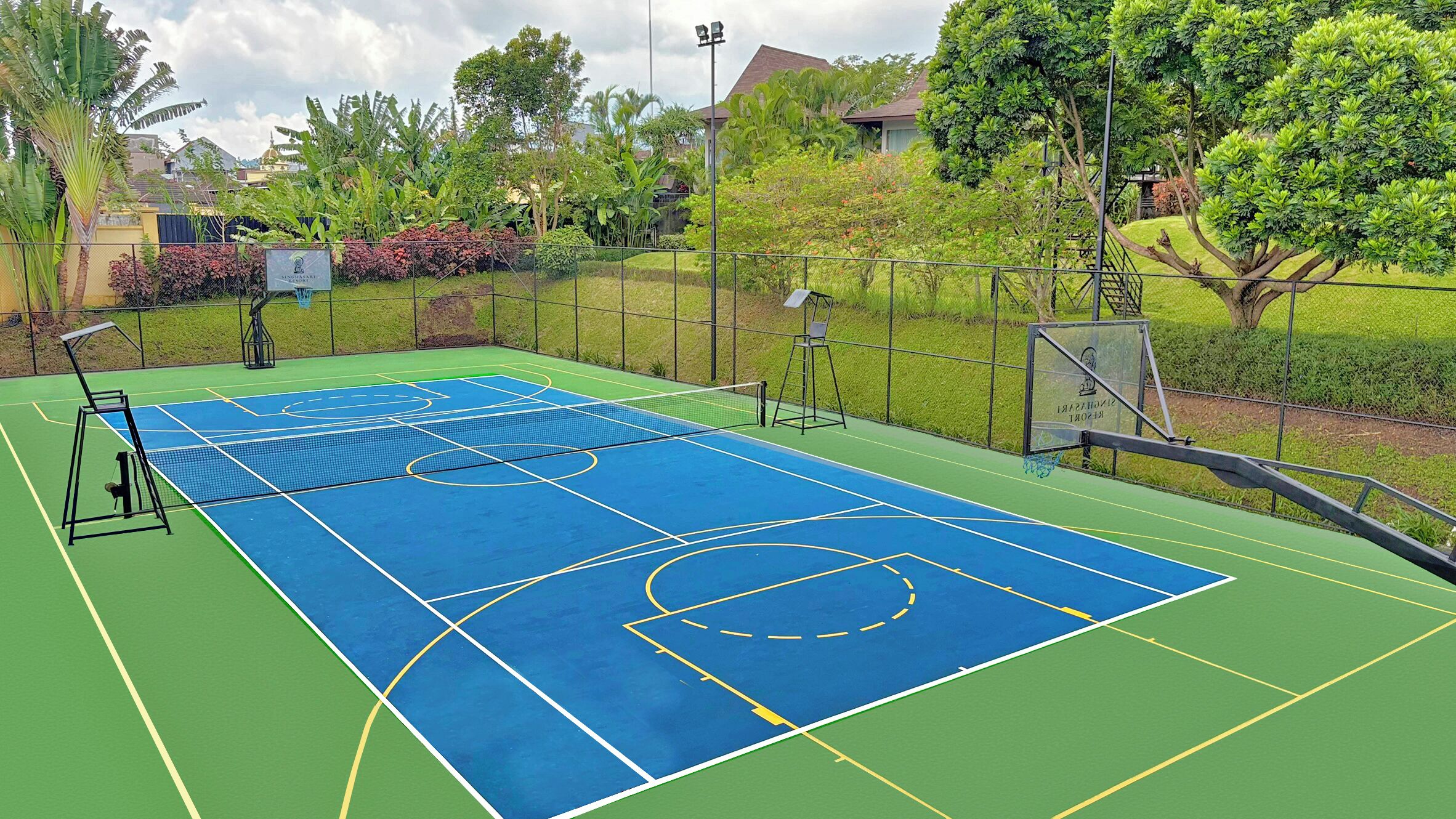 Una cancha de baloncesto al aire libre con aro, tablero y línea de tiro libre.