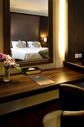 In-room safe, desk, free WiFi, bed sheets - The Singhasari Resort (Batu)