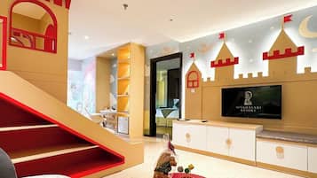 Habitación familiar | Área de sala de estar | Televisión LCD de 49 pulgadas con canales por cable y televisión