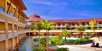 Una piscina al aire libre, tumbonas