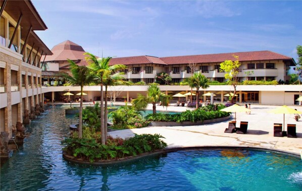 Outdoor pool, sun loungers - The Singhasari Resort (Batu)