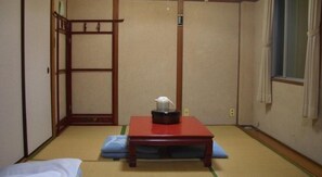 Habitación tradicional, baño compartido (2 ~ 3 guests) | Wifi gratis