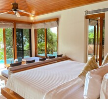 Pool Villa with Ocean View | 迷你吧、客房内保险箱、办公桌、遮光窗帘