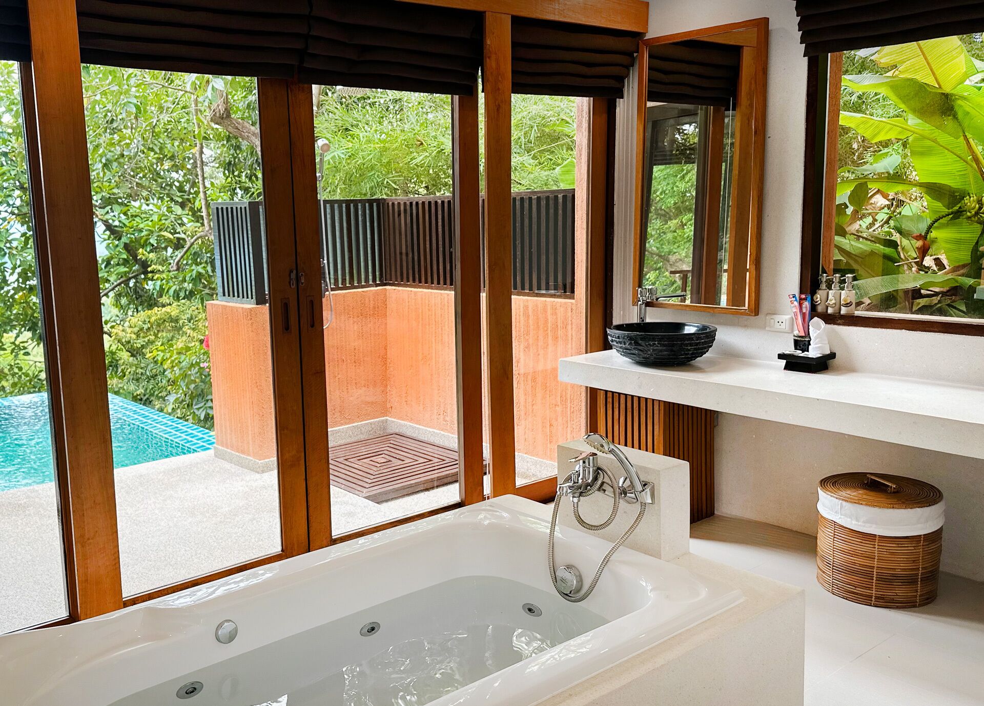 獨立浴缸和淋浴設備、淋浴花灑、免費盥洗用品、吹風機