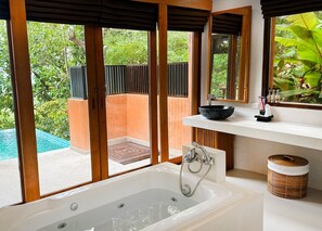 Separate bathtub and shower, rainfall showerhead, free toiletries - Korsiri Villas (Wichit)