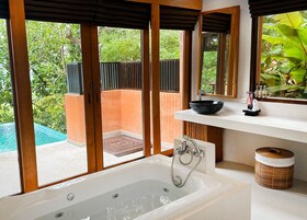 Separate tub and shower, rainfall showerhead, free toiletries