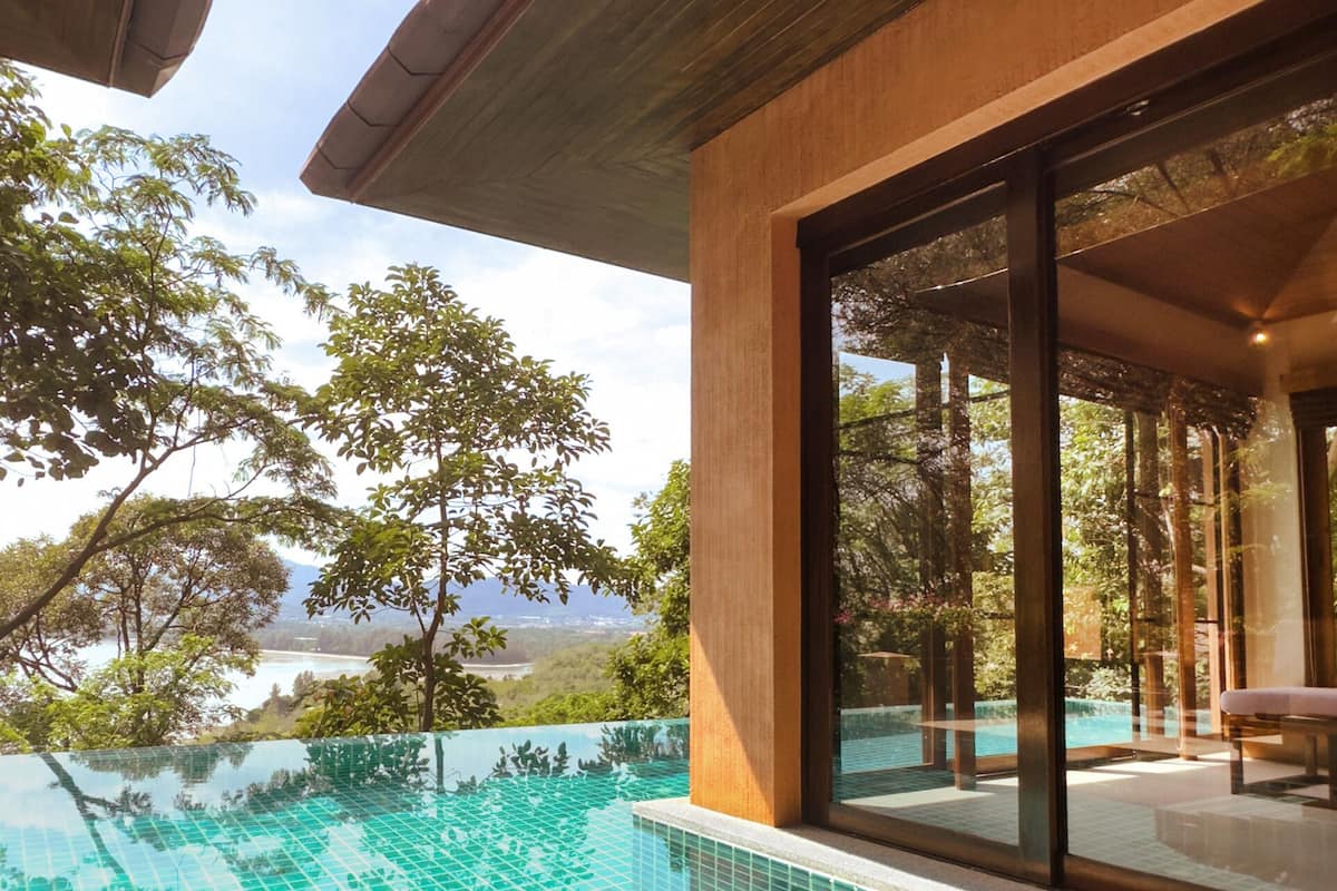 ミニバー、セーフティボックス (室内)、デスク、遮光カーテン