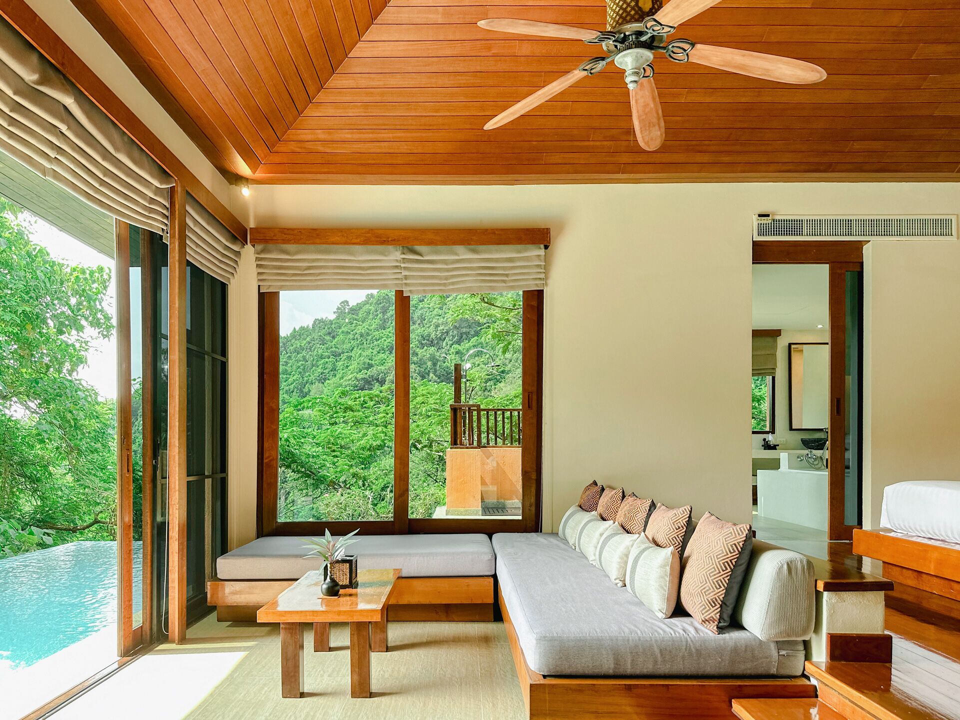 Pool Villa with Ocean View | 起居區 | 32-吋 LCD 液晶電視、有線頻道、電視、 DVD 播放機