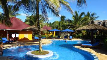 Kolam renang outdoor, dengan payung kolam renang dan kursi berjemur