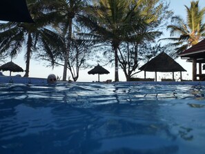 室外游泳池,提供泳池遮陽傘和日光浴躺椅