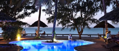 Piscine extérieure, parasols de plage, chaises longues