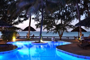 Outdoor pool, pool umbrellas, sun loungers - Mnarani Beach Cottages (Nungwi)