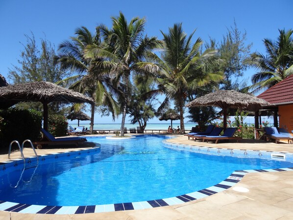 Ulkouima-allas, aurinkovarjoja, aurinkotuoleja