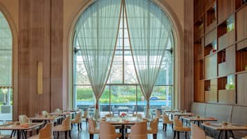 Café da manhã com buffet todos os dias (INR 750 por pessoa)