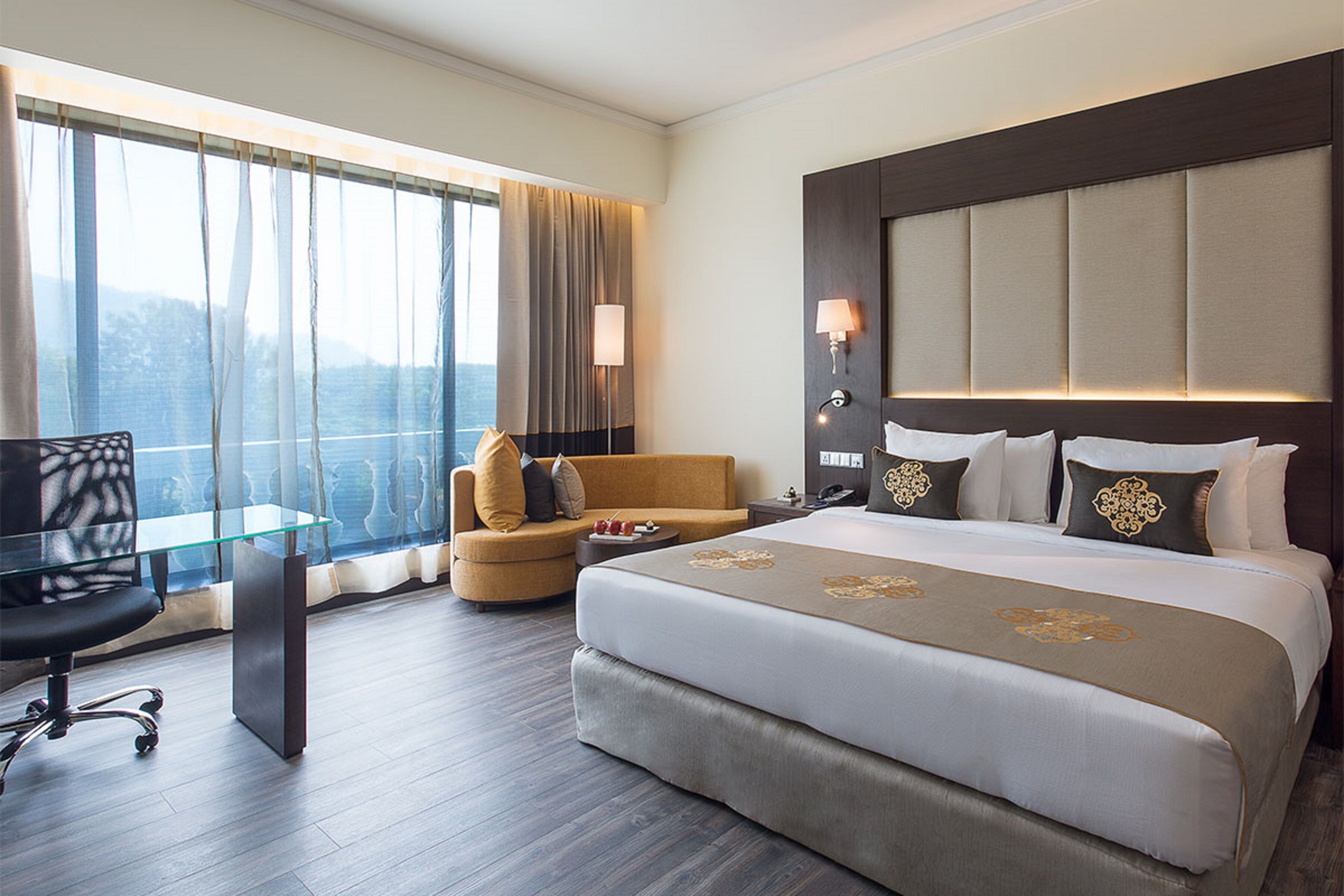 Ropa de cama de alta calidad, minibar, caja fuerte y escritorio