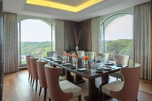 Presidential Suite (Non-Smoking) | Hochwertige Bettwaren, Minibar, Zimmersafe, Schreibtisch