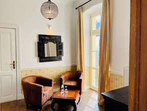 Allergiatestatut vuodevaatteet, tallelokero huoneessa, työpöytä