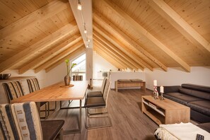 Penthouse, 3 Schlafzimmer (3+, free accesss to Alpentherme ) | Wohnbereich | Flachbildfernseher