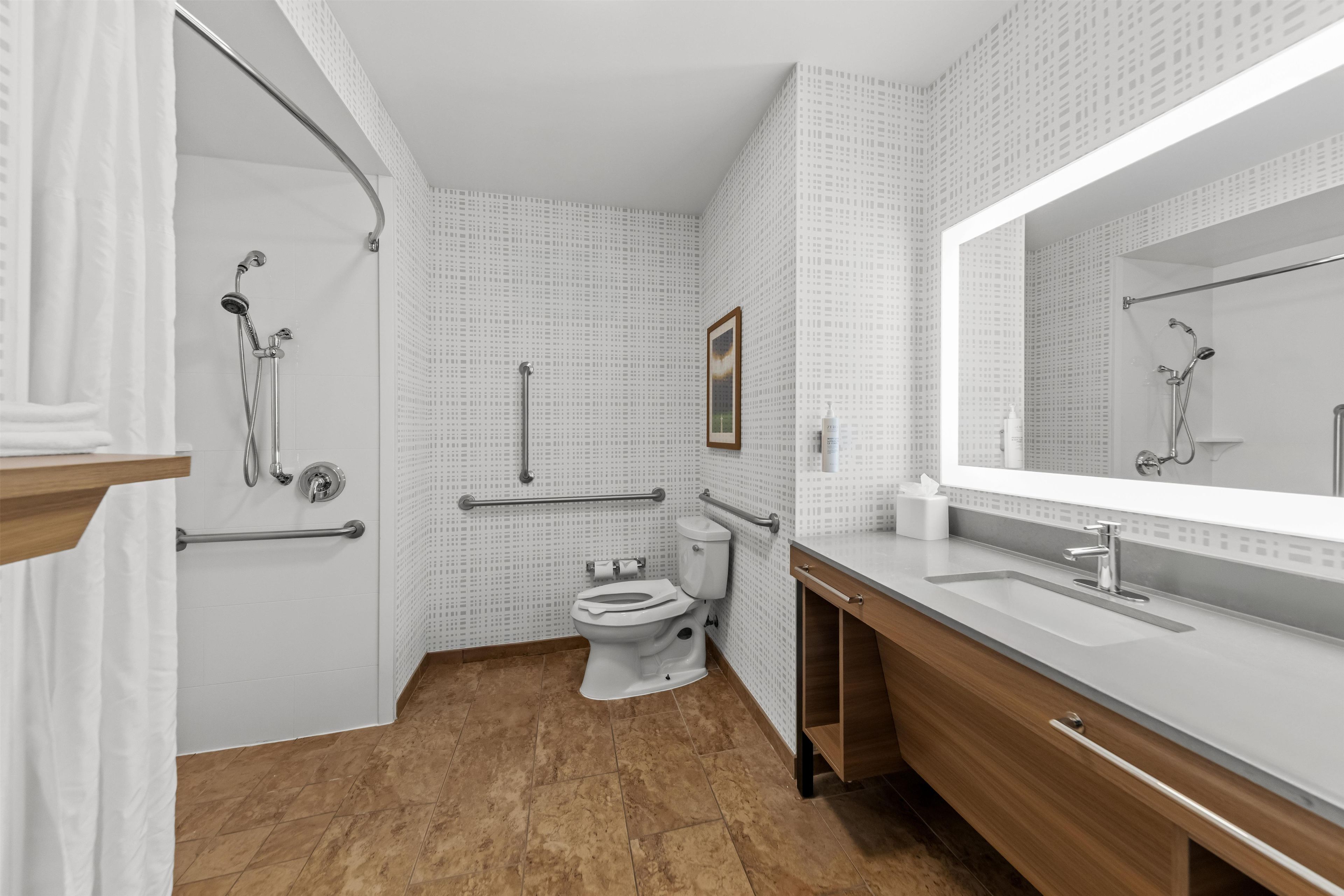 Un bagno moderno con doccia, toilette e lavabo.