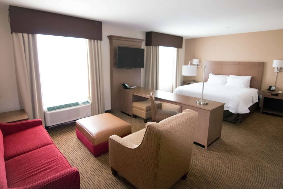 premium bedding, in-room safe, desk, laptop workspace