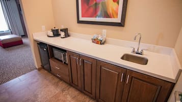 Premium bedding, in-room safe, desk, laptop workspace