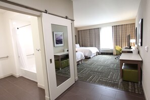 Shower, free toiletries, towels - Hampton Inn & Suites Dallas Market Center (Dallas)