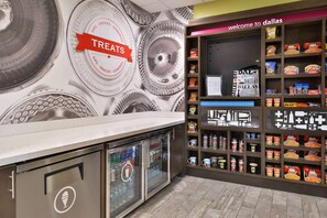 Snack bar - Hampton Inn & Suites Dallas Market Center (Dallas)