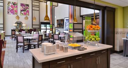 Hampton Inn & Suites Dallas Market Center