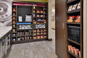 Snack bar - Hampton Inn & Suites Dallas Market Center (Dallas)