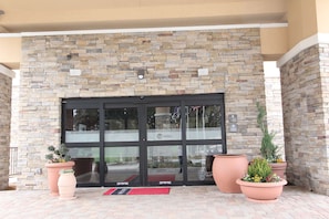 Exterior - Hampton Inn & Suites Dallas Market Center (Dallas)
