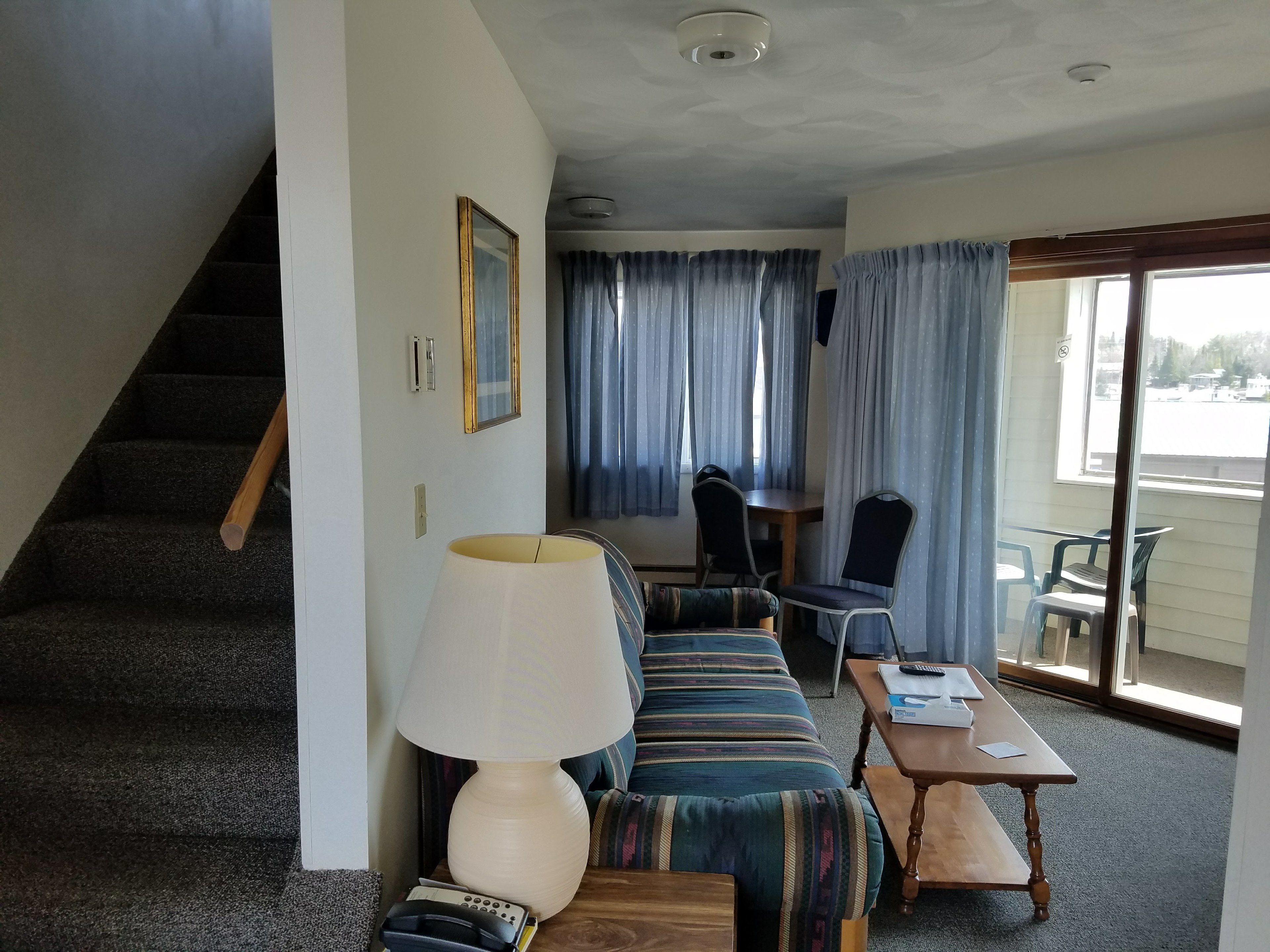 套房, 2 张双人床, 无烟房 | 起居区 | 32-英寸电视（配备有线频道）