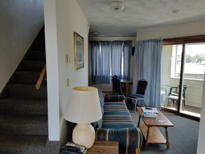 Suite, 2 lits doubles, non-fumeurs | Coin séjour | Télévision de 32 pouces avec chaînes par câble