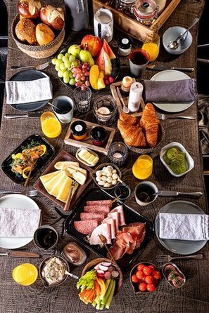 A breakfast spread with various foods and drinks on a table. - Landhaus Flottbek (Hamburg)