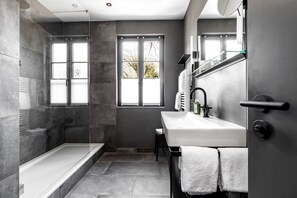 Superior Double Room | Bathroom | Shower, free toiletries, hair dryer, slippers - Landhaus Flottbek (Hamburg)