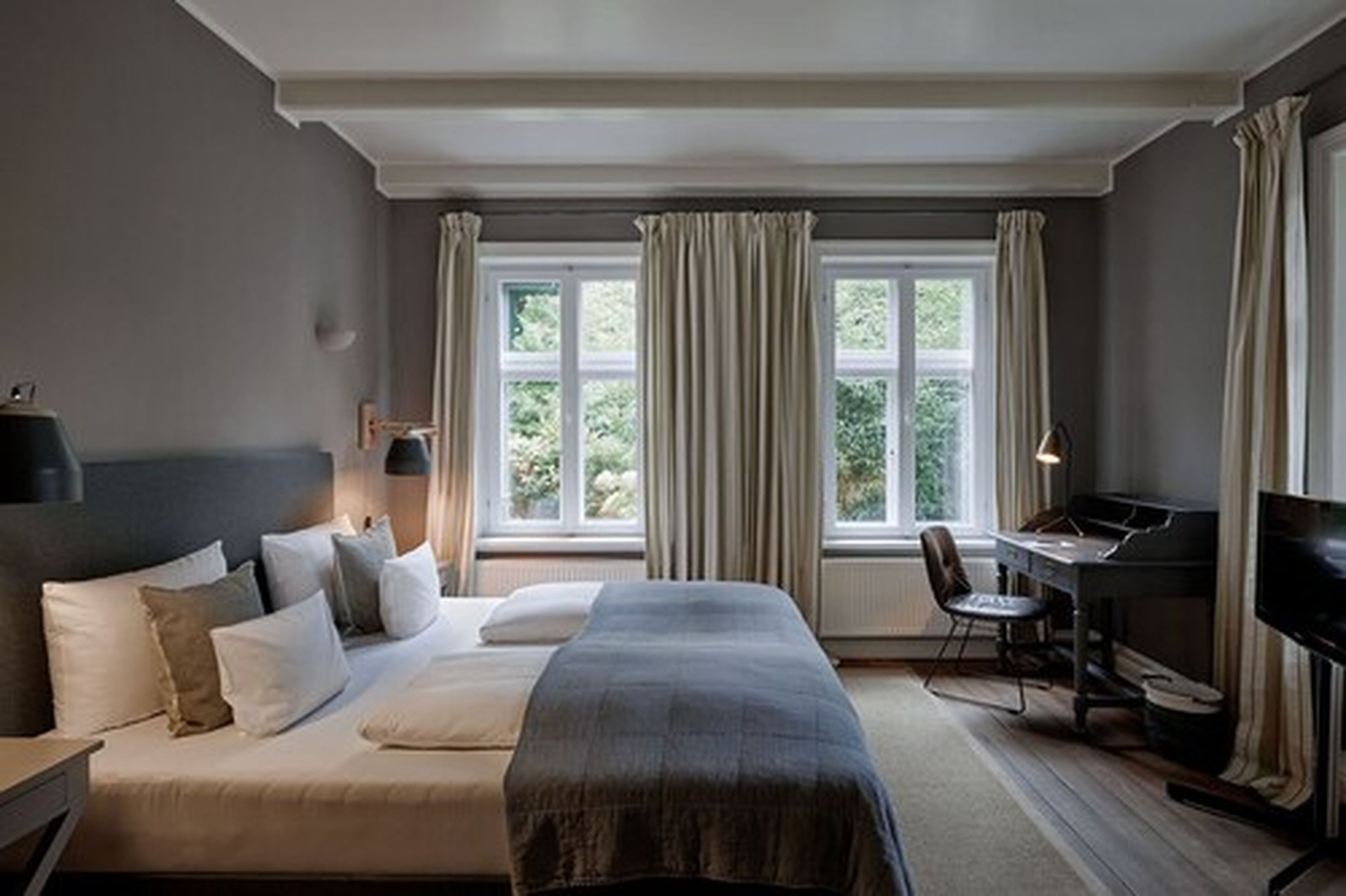 خزنة داخل الغرفة وبديكورات فريدة لكل غرفة وطراز فريد لكل وحدة ومكتب