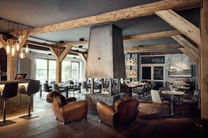 供应早餐、午餐和晚餐，地方菜