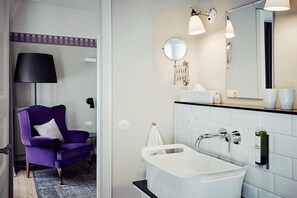 Deluxe Double Room | Bathroom | Shower, free toiletries, hair dryer, slippers - Landhaus Flottbek (Hamburg)