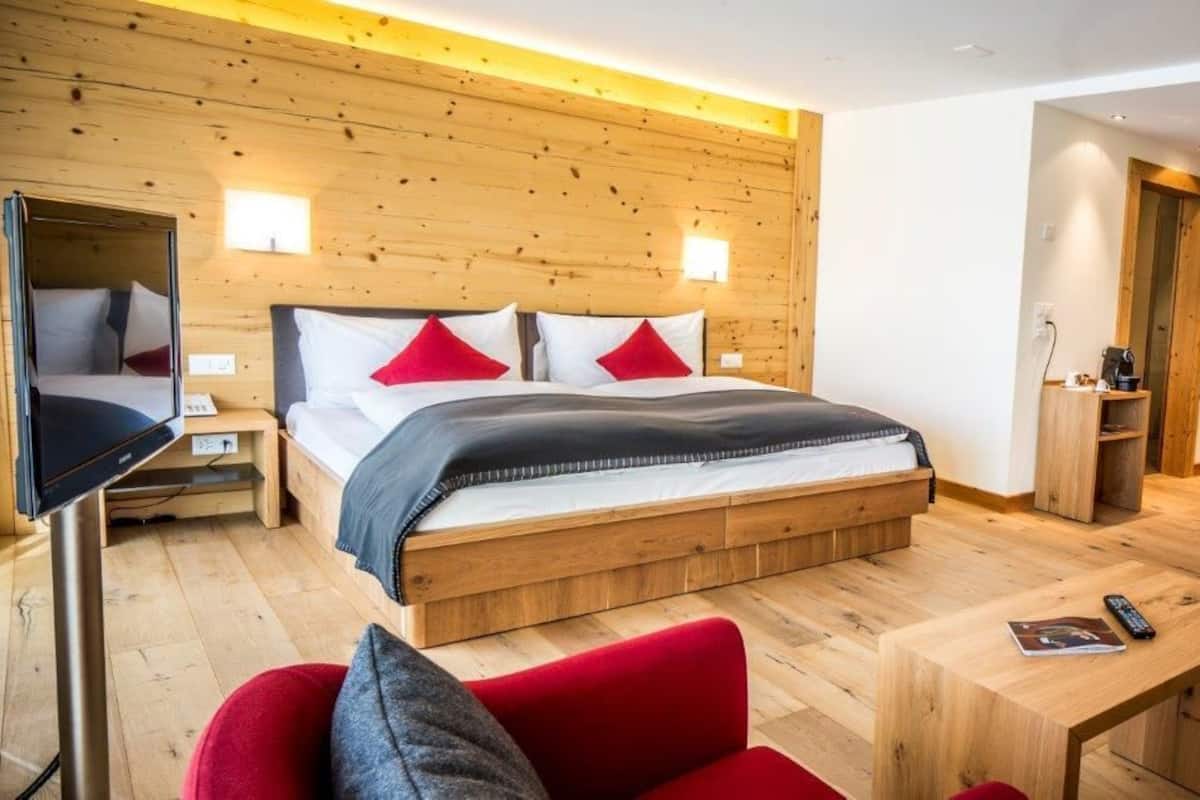 Hochwertige Bettwaren, Minibar, Zimmersafe, Schreibtisch