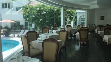 Breakfast, lunch, dinner served; international cuisine