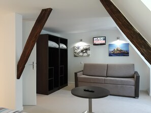 Escritorio, sistema de insonorización y tabla de planchar con plancha 