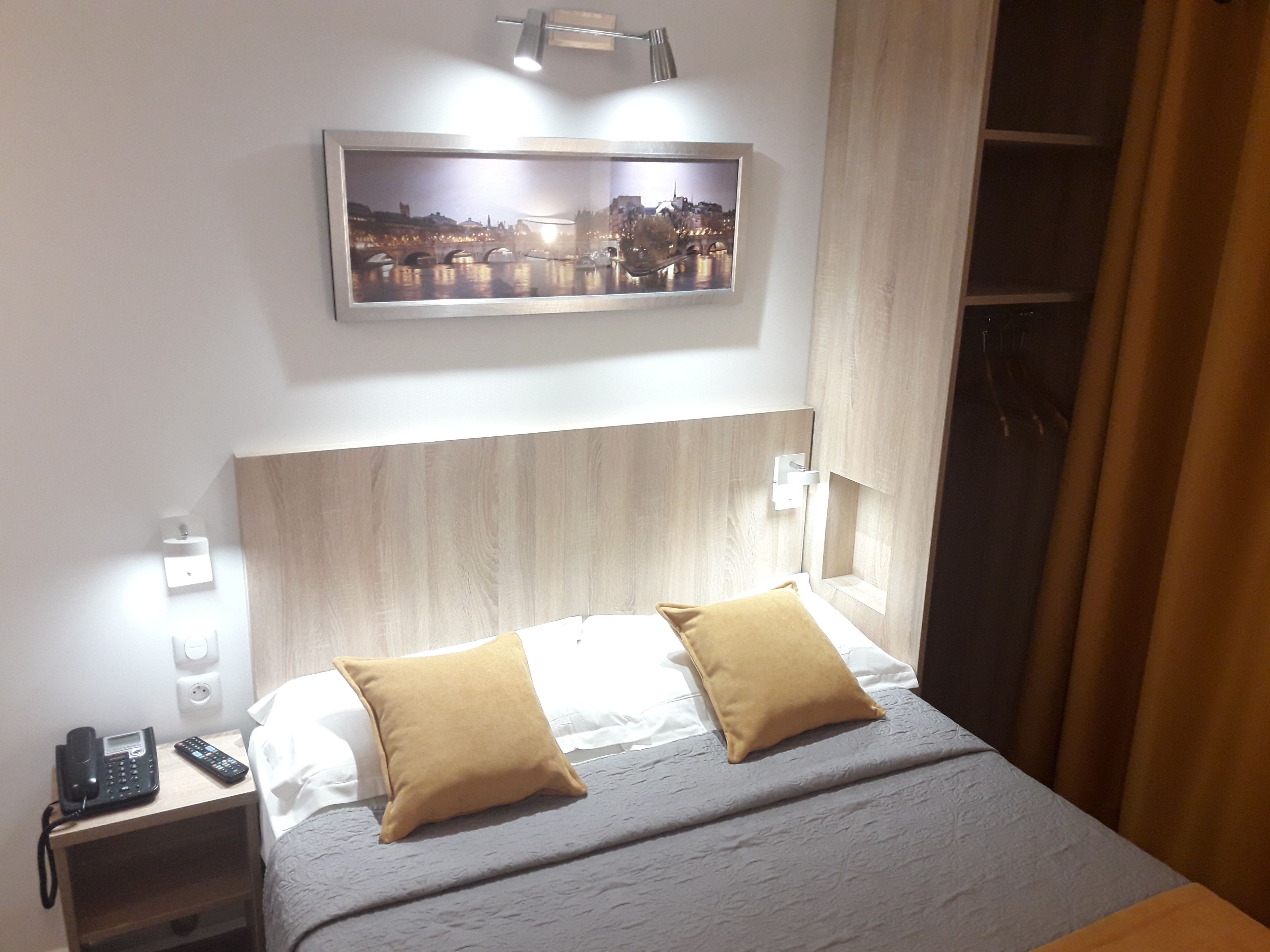 Bureau, chambres insonorisées, fer et planche à repasser, Wi-Fi gratuit