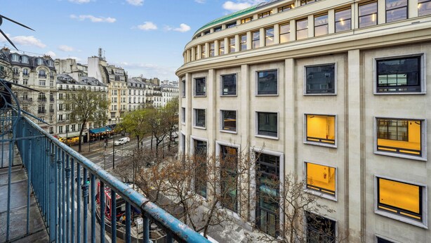 A multi-story building with a curved facade and large windows. - Hôtel Mazagran (Paris)