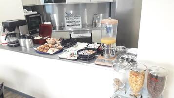 Sarapan bufet setiap hari (EUR 10 seorang)