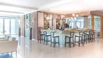 2 Bars/Lounges, Poolbar