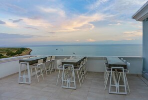 2 间酒吧/  酒廊、池畔酒吧