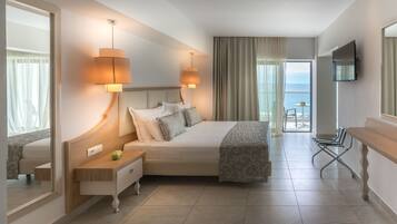 Sviitti, merinäköala | Minibaari, tallelokero huoneessa, työpöytä, äänieristys