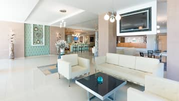 2 bars/lounges, poolside bar