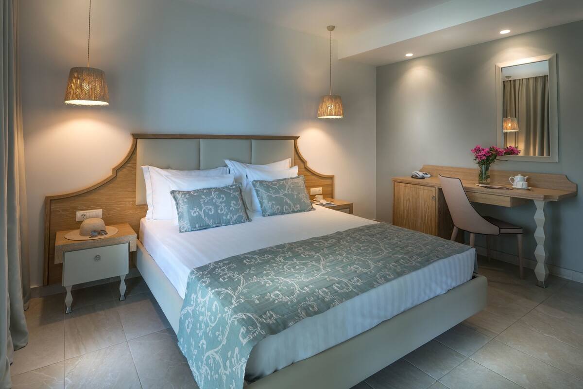 Family Room, 1 Bedroom | Minibar, in-room safe, desk, soundproofing